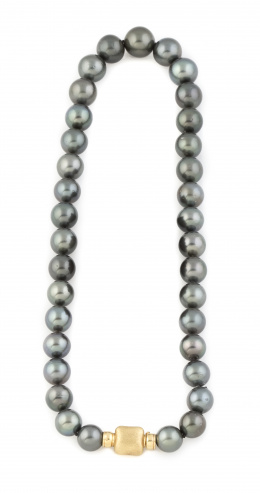 181.  Collar de perlas de Tahiti con tamaño graduado entre 14 y 11 mm de diámetro