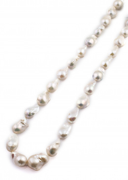 365.  Collar de perlas barrocas de los mares del Sur con tamaño graduado entre 20 y 16 mm