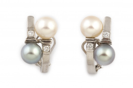 288.  Pendientes con perla blanca y de Tahití y parejas de brillantes 
