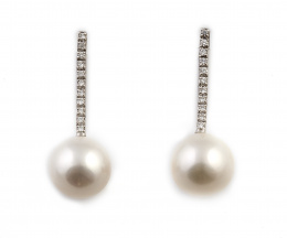 295.  Pendientes largos con línea rivière de brillantes rematada en perla de 11,5 mm