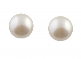 318.  Pendientes de perlas de los mares del Sur abotonadas de 13 mm de diámetro