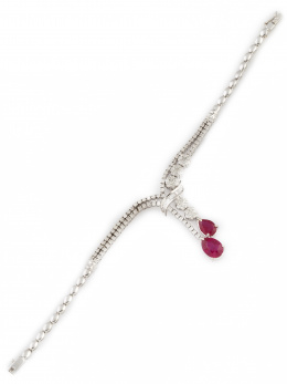 291.  Pulsera de brillantes y baguettes rematada en dos perillas de rubíes en diseño asimétrico 