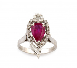 292.  Sortija con rubí talla perilla de 2,50 ct rodeado por brillantes y pequeña banda de baguettes en la base