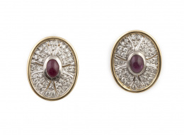 327.  Pendientes ovalados con cabuchón de rubí central enmarcado por pavé de brillantes.