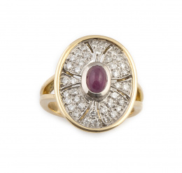 328.  Sortija de frente oval con cabuchón de rubí central enmarcado por pavé de brillantes en oro bicolor de 18K.