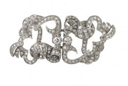 144.  Broche doble clip de brillantes años 50 con ondas caladas y cuajadas de brillantes 