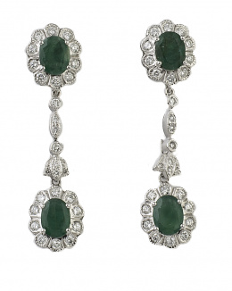 411.  Pendientes largos con esmeraldas orladas de brillantes entres hojas y chatones de brillantes.Desmontables para usar como pendientes cortos