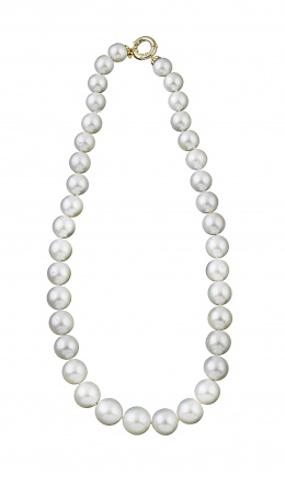 499.  Collar de perlas de los mares del sur redondas de 13,4 a 10 mm con cierre de timón en oro amarillo de18K