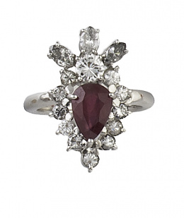 407.  Sortija con rubí central talla perilla de 2 ct orlado de brillantes que suman 0,87 ct