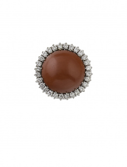 114.  Sortija con cabujón de coral rodeado de una orla de brillantes.