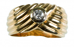 645.  Sortija gallonada a modo de turbante con brillante central de 0,20 ct