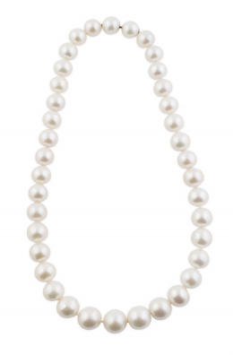 217.  Collar de 38 perlas redondas de los mares del sur, con tamaño graduado entre 20 y 15 mm