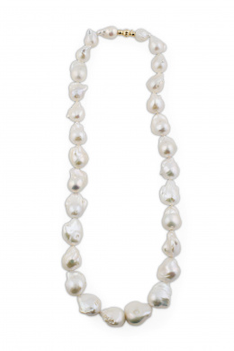 179.  Collar de 29  perlas barrocas de los mares del sur, con tamaño graduado entre 14,8 y 12 mm