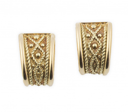 113.  Pendientes en forma de banda ancha con decoración de cordoncillo que dibuja soga trenzada con semiesferas