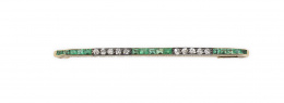 12.  Broche barra de pp. S.XIX con esmeraldas calibradas y brillantes de talla antigua a en bandas alternas