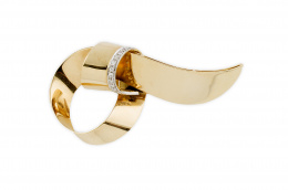 211.  Broche lazo de banda lisa con media luna de brillantes adornado parte de la onda central