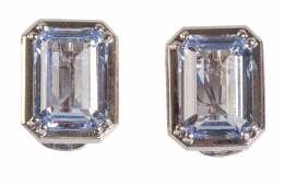 695.  Pendientes con espinela sintética talla esmeralda en montura de oro blanco de 18K