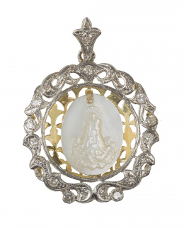 74.  Colgante de pp. S. XX con marco floral de brillantes y medalla de nácar de Virgen con Niño sobre fondo calado