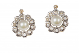 82.  Pendientes de pp. S. XX con perla central orlada de brillantes en forma de flor