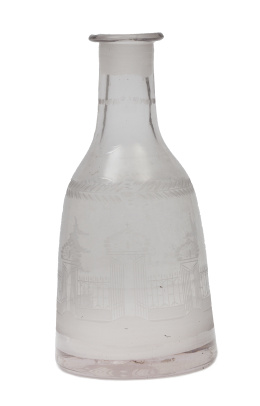 901.  Garrafa de recuerdo en cristal grabado, decorado con las verjas de la GranjaLa Granja, S. XVIII.