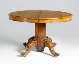 1093.  Mesa de comedor de madera de nogal.Trabajo español, h. 1850-1860.