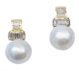 690.  Pendientes con perlas australianas en cabezadas por banda horizontal y vertical de diamantes talla baguette
