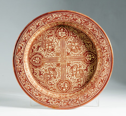 1135.  Plato en forma de brasero de cerámica de Manises, de reflejos metálicos en tonos cobrizos sobre fondo blanco.h. 1900.