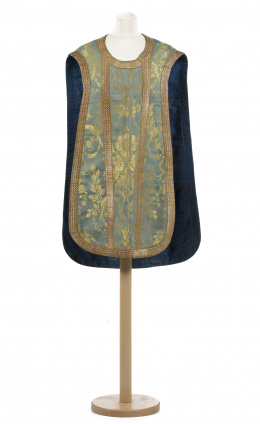 373.  Casulla en seda con flores bordadas en amarillo y galones aplicados.Trabajo español, posiblemente Valencia, h. 1800.
