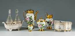 904.  Juego de café de porcelana esmaltada y dorada decorada con ramilletes de rosas y mariposas.Trabajo parisino, S.XIX..