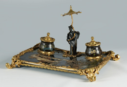 926.  Escribanía, de estilo Luis XV, en laca de coromandel posiblemente del S. XVIII y bronce dorado y patinado delS. XIX..