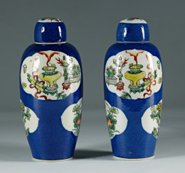 939.  Pareja de tibores de porcelana, siguiendo modelos de “familia verde”.Samson, S. XIX.