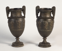 1049.  Pareja de ánforas en metal patinado inspirados en el vaso “Townley”Trabajo francés, pps. del S. XIX.