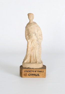 779.  Figura femenina de terracota.Período helenístico, S. IV-III a.CProcedente de Chipre..
