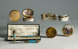 1196.  Caja de porcelana decoración de lazos y flores de estilo Luis XVIFrancia, S. XIX.