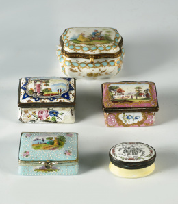 589.  Caja de porcelana  esmaltada con escena bucólica, revestida de oro en el interior. Marca en el reverso.Trabajo francés, ff. S. XIX.
