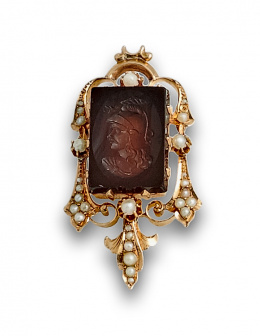 688.  Broche s.XIX con intaglio en ágata de militar romano , en marco de perlas finas y oro de 18K.