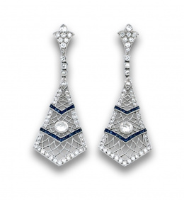 707.  Pendientes largos de estilo Art-Decó con brillantes y zafiros calibrados en montura de oro blanco de 18K. 