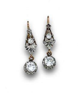 733.  Pendientes largos de pps s XX con brillante colgante de hojitas con brillantito. 
