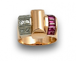 843.  Sortija chevalière años 40 con brillantes y rubíes sintéticos,en oro rosa de 18K y frente de engaste en platino.