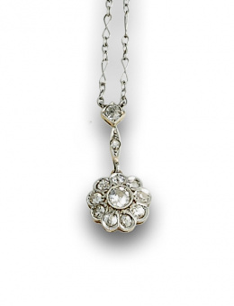 689.  Colgante de pps s XX con rosetón de brillantes de talla antigua en oro de 18K con frente de platino.