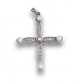 681.  Cruz colgante de pps s XX con brazos de diamantes rematados en perlas finas y con brillantes en chatón central.