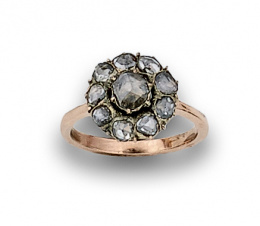26.  Sortija rosetón de diamantes de talla rosa XIX con montura en oro de 14K.