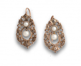591.  Pendientes s.XIX con perlas finas enmarcadas con diamantes en montura calada.