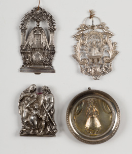 1124.  “Sagrada familia” Remate en metal plateado, S. XIX..