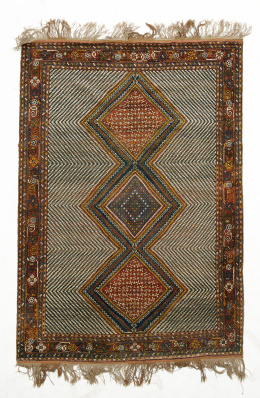623.  Alfombra en lana con motivos geométricos.
Persia, S. XX.