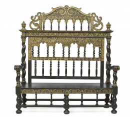 926.  Cama convertida en banco en madera tallada ebonizada  y dorada.Portugal, segunda mitad S. XVII y posterior..