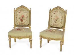 520.  Pareja de sillas estilo Luis XVI en madera tallada, estucada y dorada con tapicería de Aubusson.Trabajo francés, S. XIX..