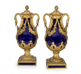 947.  Pareja de copas de porcelana esmaltada en azul real y bronce dorado.Trabajo francés, segunda mitad del S. XIX.