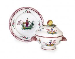 537.  Sopera de loza esmaltada con decoración de chinoiseries a la manera de Pillement y un plato.Trabajo provenzal, S. XVIII - XIX.