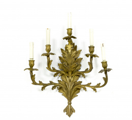 1141.  Aplique de cinco brazos de luz de bronce dorado, con hojas de acanto.Trabajo francés, S. XIX.